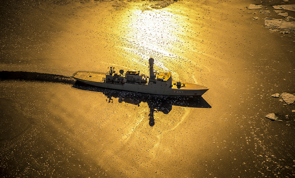 Inspektionsskibet Thetis i grønlandske farvande. Foto: Uri Golman. OBS! Billedet må kun anvendes internt i Forsvaret.