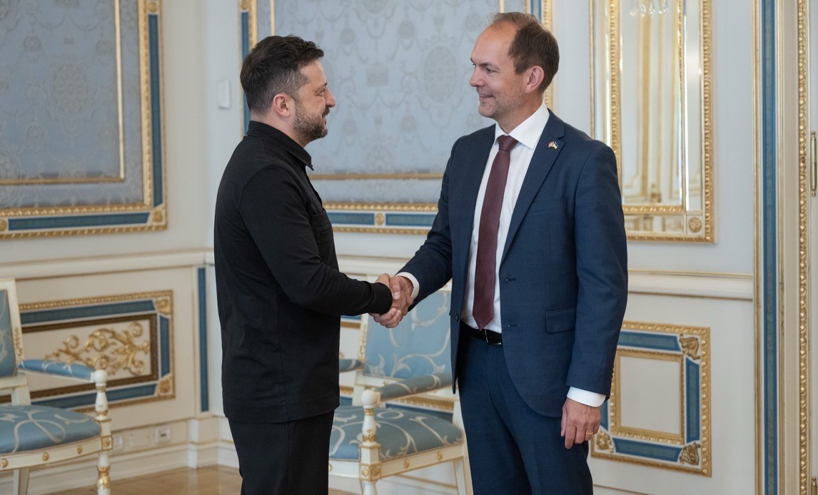Forsvarsminister Jeppe Bruus møder Volodymyr Zelenskyy