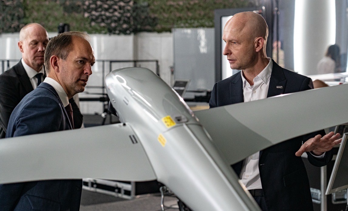 Jeppe Bruus besøger dronefacilitet i Ukraine