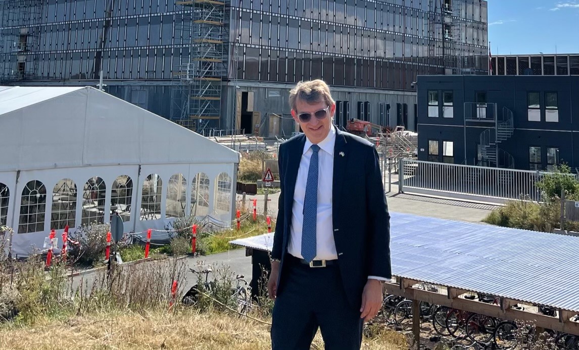 Forsvarsminister Troels Lund Poulsen til rejsegilde på FEs domicil