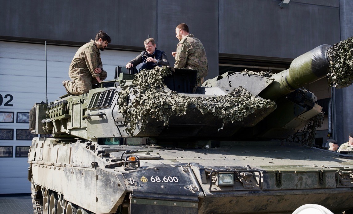 Forsvarsminister Troels Lund Poulsen besøger Holstebro Kaserne