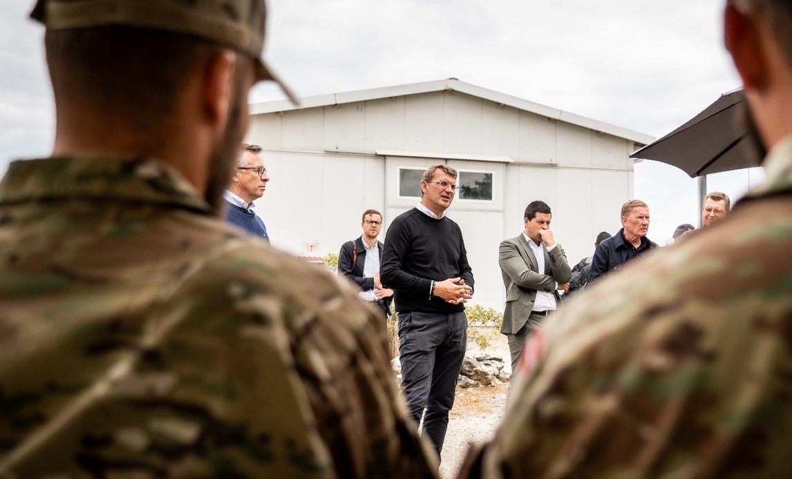 Forsvarsminister Troels Lund Poulsen besøger Danmarks KFOR-bidrag