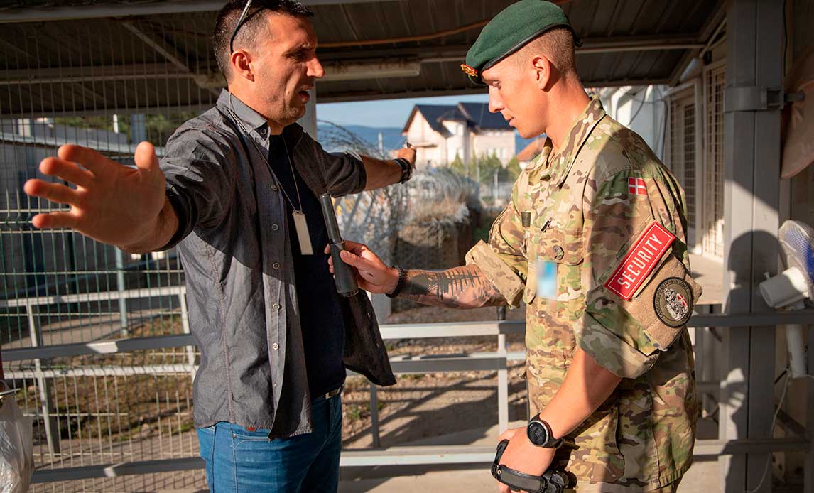 Hovedopgaven for de 35 danske soldater i Kosovo Force (KFOR) er bevogtning af Camp Marechal De Lattre de Tassigny ved Novo Selo. Adgangskontrol, search af biler ved indgangen til lejren.