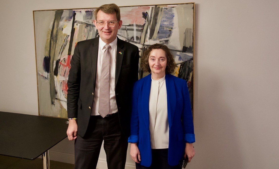 Forsvarsminister Troels Lund Poulsen besøger sin færøske kollega, landsstyrekvinde for udenrigs- og erhvervsanliggender, Sirið Stenberg, på Færøerne.