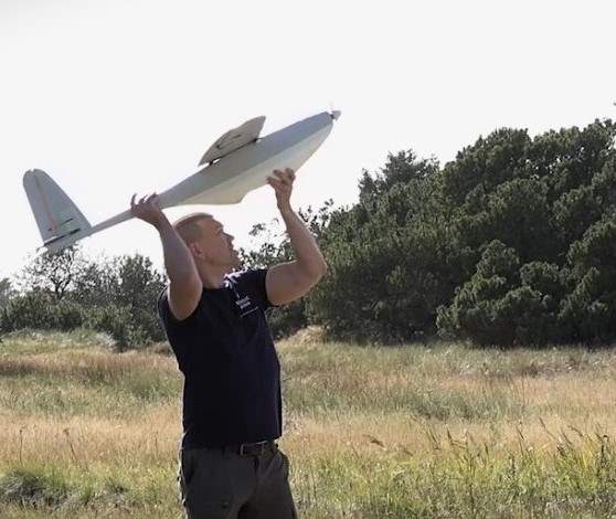 Accelerationsfonden har bl.a. finansieret Forsvarets Dronecenter, som skal stå for uddannelse af personel samt udvikling via erfaringsindhentning og samarbejde med industrien.