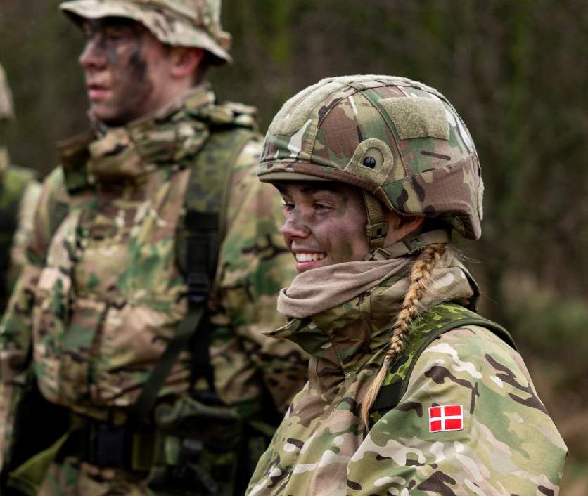 Værnepligtige ved den Kongelige Livgarde gennemgår den traditionsomspundne REX-tur
